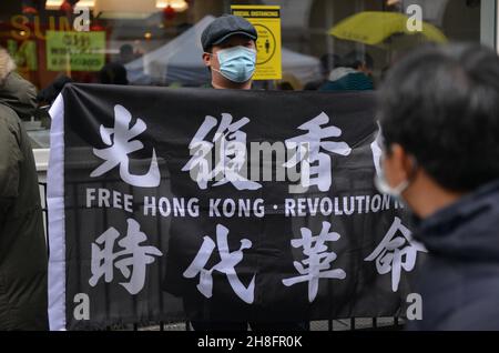 Ein pro-Hongkonger Demokratieproteste hält während des Gegen-Protestes ein freies Hongkonger Transparent. Dutzende von Demonstranten, die für Demokratie, Unabhängigkeit Hongkongs und gegen die KPCh (Kommunistische Partei Chinas) protestierten, veranstalteten einen Gegenprotest gegen die Anti-Asiatische Hasskundgebung „gegen den neuen Kalten Krieg“, die von chinesischen Vereinigungen in Großbritannien in Londons Chinatown organisiert wurde. Stockfoto