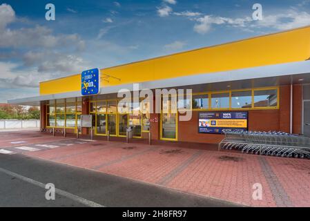 Fossano, Italien - 24. Oktober 2021: Eurospin-Discounter am blauen Himmel mit weißen Wolken. Es handelt sich um ein italienisches Unternehmen im Großmaßstab d Stockfoto