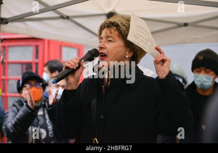 Kate Hudson, die britische linke politische Aktivistin und Generalsekretärin der Kampagne für nukleare Abrüstung (CND), spricht während der antiasiatischen Hassveranstaltung Dutzende von Befürwortern der Demokratie, der Unabhängigkeit Hongkongs und der Anti-KPCh (Kommunistische Partei Chinas) Die Demonstranten veranstalteten einen Gegenprotest gegen die von den chinesischen Vereinigungen im Vereinigten Königreich organisierte Anti-Asiatische Hasskundgebung „gegen den neuen Kalten Krieg“ in Londons Chinatown. Stockfoto