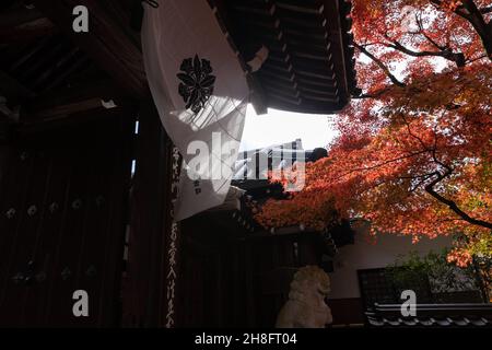 Kyoto, Japan. 27th. November 2021. Kamon gesehen am Eingang des Eikando Zenrin-ji Tempels in Kyoto. Der Eikando Zenrin-ji Tempel ist einer der ältesten Tempel in Kyoto. Gegründet im Jahr 863 n. Chr., erlebte es viele Kriege und Zerstörungen, nur um jedes Mal von den Menschen in Kyoto wieder aufgebaut werden. Es ist die Heimat der Jodo Seizan Zenrin-ji-Sekte des Buddhismus. Der Gartenkomplex zieht vor allem in der Herbstsaison viele Besucher an. Kredit: SOPA Images Limited/Alamy Live Nachrichten Stockfoto