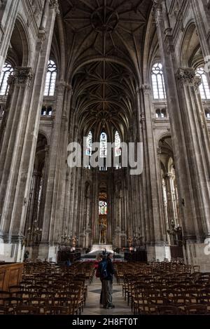 Hohe Säulen und wunderschön verzierte Decke in der gotischen Kirche Saint Eustache in Paris, Frankreich Stockfoto