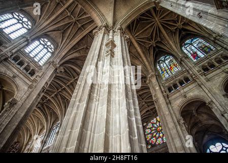 Hohe Säulen und wunderschön verzierte Decke in der gotischen Kirche Saint Eustache in Paris, Frankreich Stockfoto