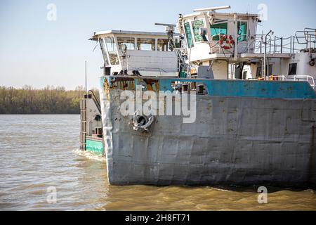 Nase von Schiffbruch an einem Wintertag an der Donauküste in Ruse, Bulgarien. Seitenansicht. Stockfoto