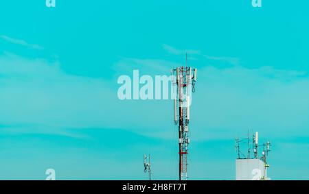 Telekommunikationsturm mit blauem Himmel. Antenne am blauen Himmel. Radio- und Satellitenmast. Kommunikationstechnologie. Telekommunikationsbranche. Mobil Stockfoto