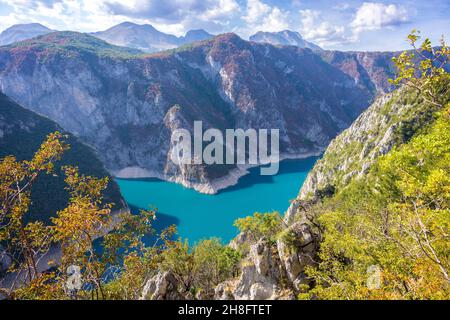 Der Piva-See ist ein künstlicher See in der Gemeinde Pluzine, im Nordwesten Montenegros Stockfoto