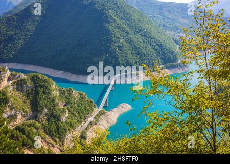 Der Piva-See ist ein künstlicher See in der Gemeinde Pluzine, im Nordwesten Montenegros Stockfoto