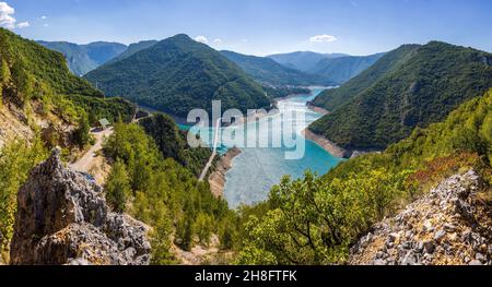 Der Piva-See ist ein künstlicher See in der Gemeinde Pluzine, im Nordwesten Montenegros Stockfoto