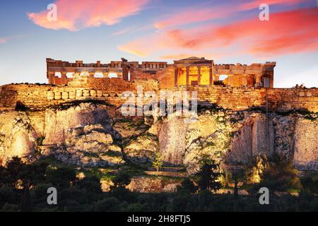 Akropolis mit Parthenon Tempel gegen Sonnenuntergang in Athen, Griechenland Stockfoto