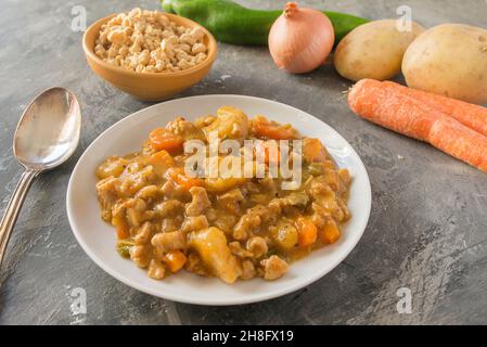 Eintopf mit texturierter Soja (vegane Eintopf Zwiebel, Kartoffeln, Pfeffer, Karotte, Soja) Stockfoto