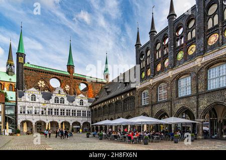 Die Gebäude des Rathauses von Lübeck, im historischen Zentrum der Stadt, umrahmen den von Touristen besuchten Marktplatz. Lübeck, Deutschland Stockfoto