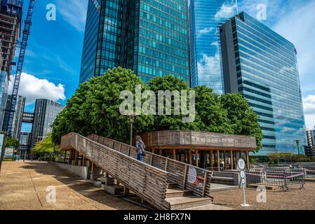 Moderne Installation eines Pfades in den Bäumen zwischen Wolkenkratzern im Finanzviertel La Defense in Paris, Frankreich Stockfoto