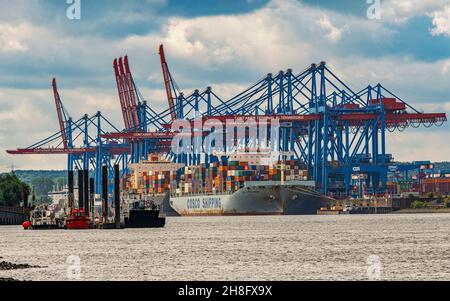 Frachtschiff, das an einem der Docks des internationalen Hamburger Hafens anhielt, während der Verladung der Container. Hamburg, Deutschland Stockfoto