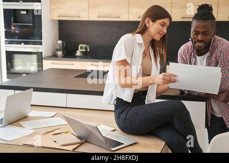 Junge Frau zeigt dem Mann Dokumentation Stockfoto
