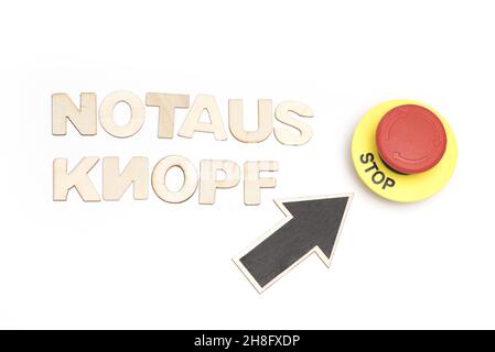 Holzbuchstaben mit den deutschen Worten Not aus knopf und einem Not-aus-Taster und Pfeil auf weißem Hintergrund als Konzept für Ende und Pause Stockfoto