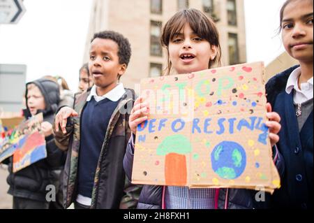 Die Demonstranten der Klimagerechtigkeit nehmen am „Fridays for Future“-marsch in Glasgow vom Kelvingrove-Park zu einer Kundgebung am George Square im Jahr Cop26 Teil. Kredit: Euan Cherry Stockfoto