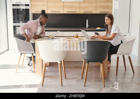 Zwei fokussierte junge Menschen, die von zu Hause aus arbeiten Stockfoto