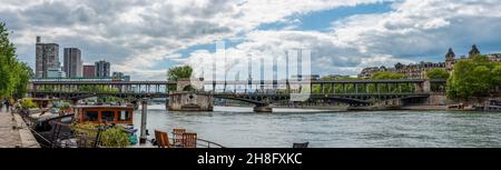 Eine U-Bahn über die Brücke Bir Hakeim über die seine in Paris, Frankreich Stockfoto