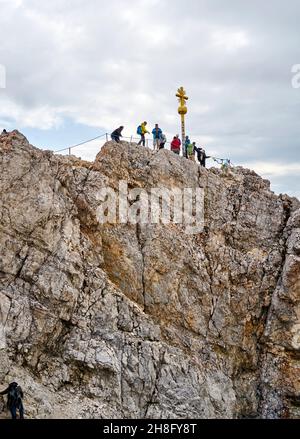 Garmisch-Partenkirchen, 5. August 2019: Unerfahrene Touristen und Freizeitkletterer erklimmen den Gipfel der Zugspitze, dem höchsten Berg Stockfoto