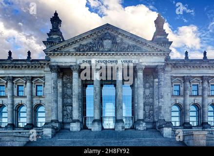 Berlin, 6. Mai 2020: Säuleneingang und Steintreppe vor dem Eingang zum Gebäude des Deutschen bundestages Stockfoto