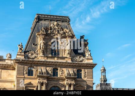 Detail der linken Flügelfassade des Louvre-Palastes an einem sonnigen Sommertag in Paris, Frankreich Stockfoto