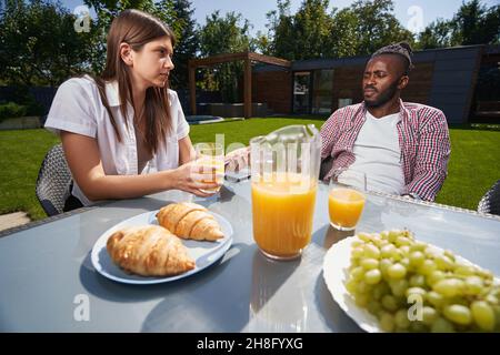 Traurige Dame und düsterer Mann beim Frühstück Stockfoto