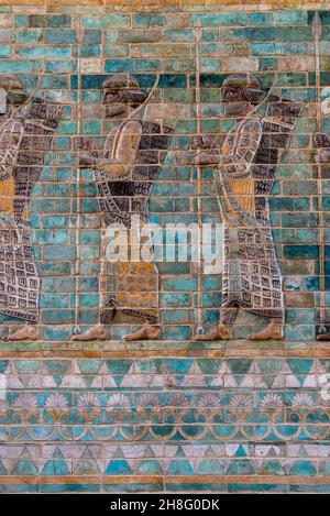 Farbenfroher alter persischer Wandfries im Louvre Museum in Paris, Frankreich Stockfoto