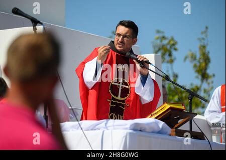 Hochfest der Kreuzerhöhung (auch Triumph des Kreuzes genannt) auf dem Gipfel des Krizevac (Kreuzberg) in Medjugorje. Stockfoto