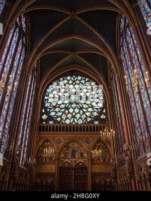 Das Innere der berühmten Sainte Chapelle in Paris mit beeindruckenden bunten Fenstern, Frankreich Stockfoto