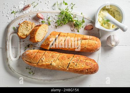 Köstliches Knoblauchbrot mit Kräutern. Baguette mit Knoblauch. Italienische Küche. Stockfoto