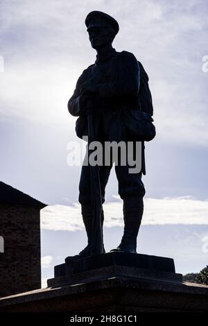 Denkmal für die gefallenen Soldaten aus dem ersten Weltkrieg neben der gusseisernen Brücke in Ironbridge, Telford, Shropshire, England Stockfoto