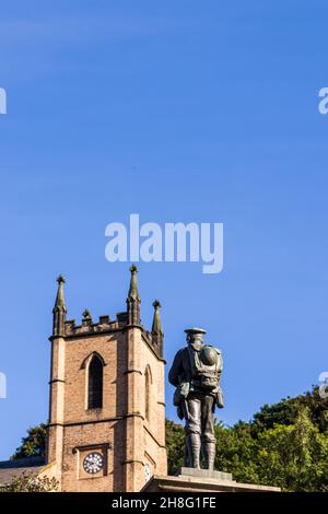 Denkmal für die gefallenen Soldaten aus dem ersten Weltkrieg und St. Lukes Kirche neben der gusseisernen Brücke in Ironbridge, Telford, Shropshire, England Stockfoto