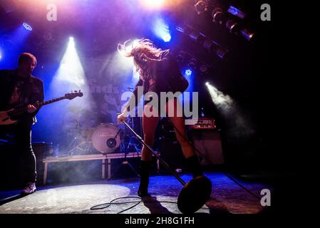 Malmoe, Schweden. 27th. November 2021. Die schwedische Indie-Rockband The Sounds gibt ein Live-Konzert im Kulturbolaget in Malmoe. Hier ist Sängerin Maja Ivarsson live auf der Bühne zu sehen. (Foto: Gonzales Photo - Joe Miller). Stockfoto