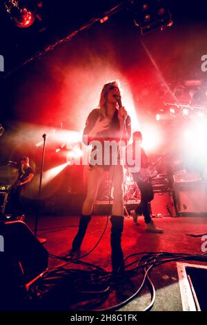 Malmoe, Schweden. 27th. November 2021. Die schwedische Indie-Rockband The Sounds gibt ein Live-Konzert im Kulturbolaget in Malmoe. Hier ist Sängerin Maja Ivarsson live auf der Bühne zu sehen. (Foto: Gonzales Photo - Joe Miller). Stockfoto