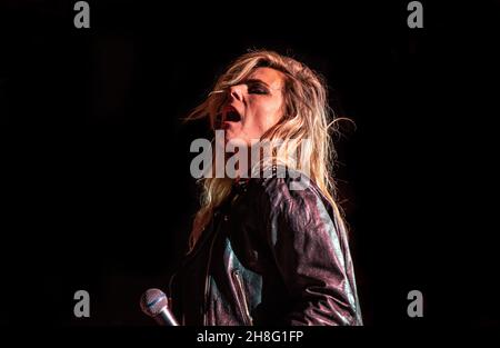 Malmoe, Schweden. 27th. November 2021. Die schwedische Indie-Rockband The Sounds gibt ein Live-Konzert im Kulturbolaget in Malmoe. Hier ist Sängerin Maja Ivarsson live auf der Bühne zu sehen. (Foto: Gonzales Photo - Joe Miller). Stockfoto