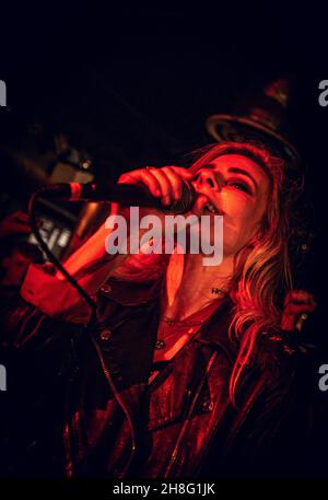 Malmoe, Schweden. 27th. November 2021. Die schwedische Indie-Rockband The Sounds gibt ein Live-Konzert im Kulturbolaget in Malmoe. Hier ist Sängerin Maja Ivarsson live auf der Bühne zu sehen. (Foto: Gonzales Photo - Joe Miller). Stockfoto