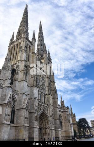 Bordeaux, Frankreich - 7 Nov, 2021: Blick auf die Kathedrale Saint-Andre vom Place Pey-Berland in Bordeaux Stockfoto