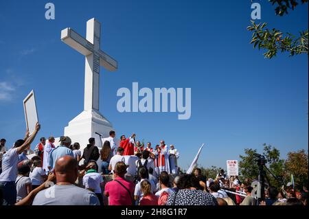 Hochfest der Kreuzerhöhung (auch Triumph des Kreuzes genannt) auf dem Gipfel des Krizevac (Kreuzberg) in Medjugorje. Stockfoto