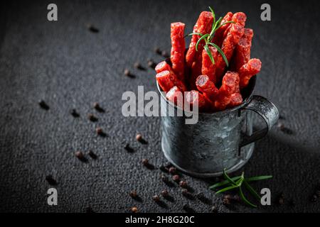 Leckere Kabanos aus Rind und Kräutern. Geräucherte, dünne Würstchen. Aromatische, dünne Kabanos-Würstchen. Stockfoto