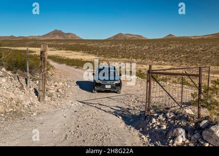 Tor auf der Straße über Broad Canyon, Sierra de Las Uvas, Chihuahuan Desert, Organ Mountains Desert Peaks National Monument, New Mexico, USA Stockfoto