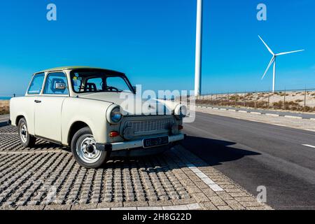 Rotterdam, Niederlande. Ein alter Trabant (1971) aus der Deutschen Demokratischen Republik, der an einem sonnigen Samstagnachmittag durch den Hafen von Rotterdam fährt. Stockfoto
