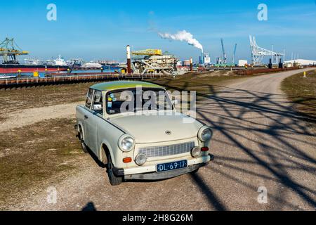 Rotterdam, Niederlande. Ein alter Trabant (1971) aus der Deutschen Demokratischen Republik, der an einem sonnigen Samstagnachmittag durch den Hafen von Rotterdam fährt. Stockfoto