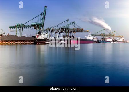 Rotterdam, Niederlande. Der EMO Dry Bulk oder Coals & Ore Terminal in Rotterdam Maasvlakte ist ein sehr wichtiger Akteur in der Kette des Transports fossiler Brennstoffe in ganz Europa. Ein Teil der Kohle wird in einem fossilen Energiewerk verbrannt, gleich nebenan am selben Terminal. Stockfoto