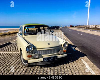 Rotterdam, Niederlande. Altmodisches ostdeutsches Trabant-Auto auf Tour durch die industrielle Maasvlakte & 2nd Maasvlakte, genießen Sie einen sonnigen samstag. Das Fahren alter Timer cas ist für einige Leute ein Erlebnis. Stockfoto