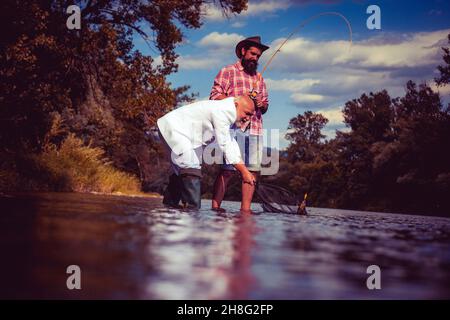 Pensionierter Vater und reifer bärtiger Sohn. Angeln. Männer Angeln entspannen und genießen Hobby. Das Leben ist immer besser, wenn ich angeln will. Fischer haben lange Stockfoto