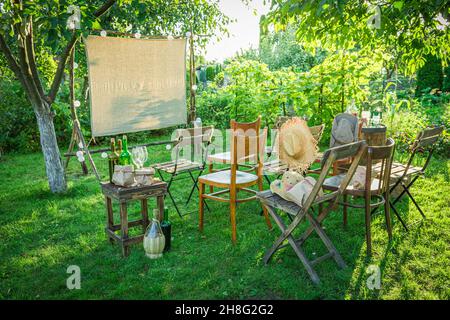 Gemütliches Sommerkino mit Getränken und Snacks am Abend Sommerkino im heimischen Garten. Stockfoto