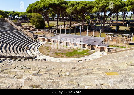 Blick in den hohen Winkel des antiken römischen Theaters von Ostia Antica eine gut erhaltene Ausgrabungen und ein sehr suggestiver Ort, um in die Vergangenheit des alten Rom zu tauchen Stockfoto