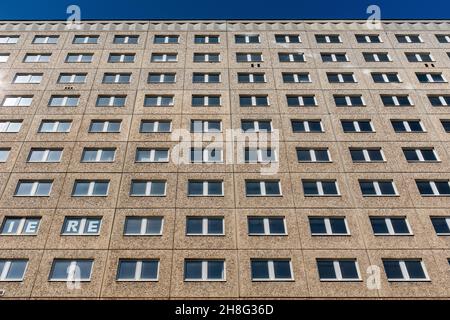 Berlin, Deutschland. Eines der vielen Gebäude, in denen sich der ehemalige Stasi-Geheimdienst in Ost-Berlin befand, bis 1989 die Mauer abgerissen wurde. Seitdem ist es ein Museum und beherbergt das Stasi-Archiv, das für Interessensgruppen zugänglich ist. Schönes Beispiel der ostdeutschen Plattenbau-Architektur. Stockfoto