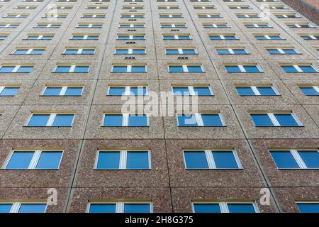 Berlin, Deutschland. Eines der vielen Gebäude, in denen sich der ehemalige Stasi-Geheimdienst in Ost-Berlin befand, bis 1989 die Mauer abgerissen wurde. Seitdem ist es ein Museum und beherbergt das Stasi-Archiv, das für Interessensgruppen zugänglich ist. Schönes Beispiel der ostdeutschen Plattenbau-Architektur. Stockfoto