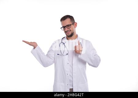 Doktor, der Hand an Seite hält und isoliert auf sie zeigt. Schild Des Arztes. Werbung, Commercial, Geschäftskonzept Stockfoto