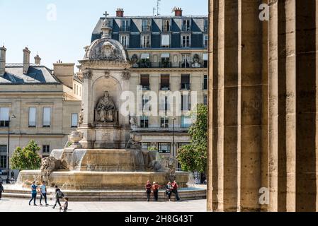 Brunnen St. Sulpice vor der gleichnamigen Kirche in Paris, Frankreich Stockfoto